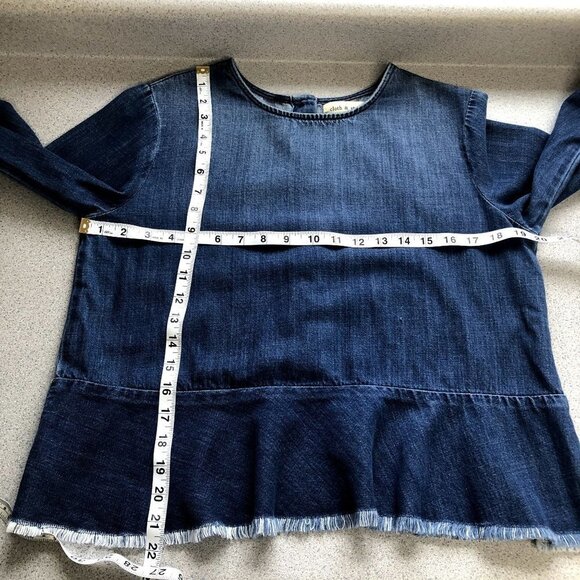 Cloth & Stone Frayed Hem Button Back Denim Top M - Picture 9 of 9